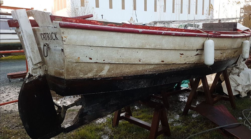 Canot en bois avec moteur diesel in bord