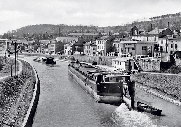 Halage mécanique fluvial traction