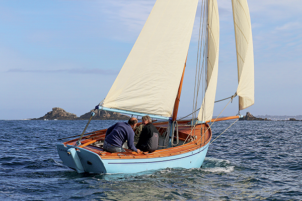 Valbelle canot semi-ponté cotre
