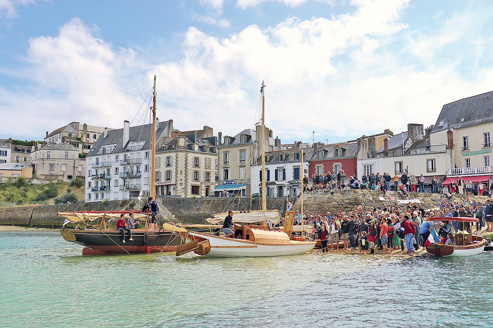 Un sampan et un maquereautier lancés à Douarnenez