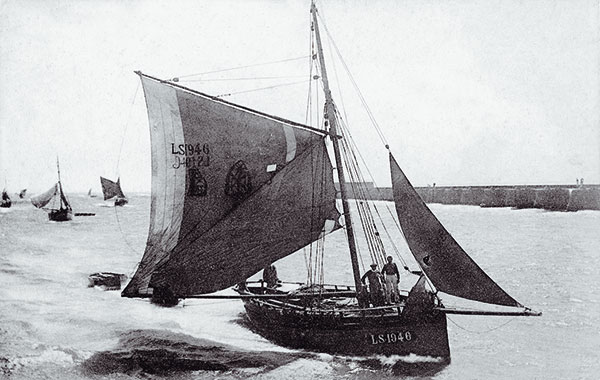 Bateaux anciens rentrant de pêche  à Concarneau