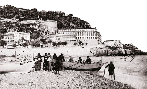 Photo noir et blanc mise à l'eau d'un bateau 1930