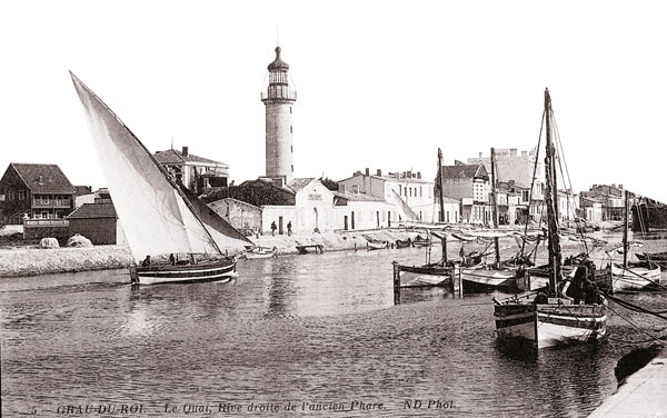 Bateau entrant au port Grau du Roi