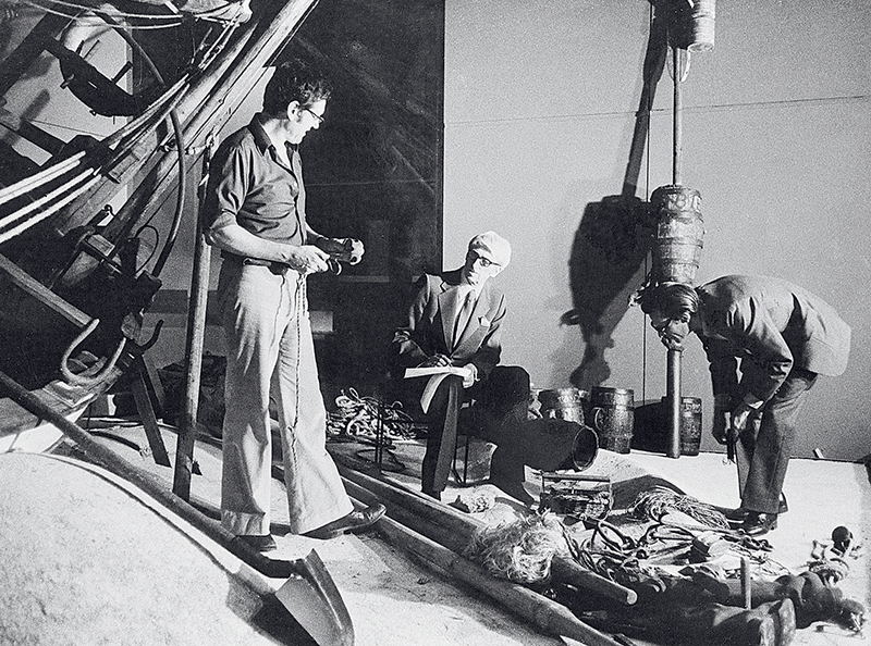 préparation de l’exposition du bateau de Berck au musée des Arts et Traditions populaires. De gauche à droite, François Beaudouin, Georges-Henri Rivière et Jacques Pasquet.