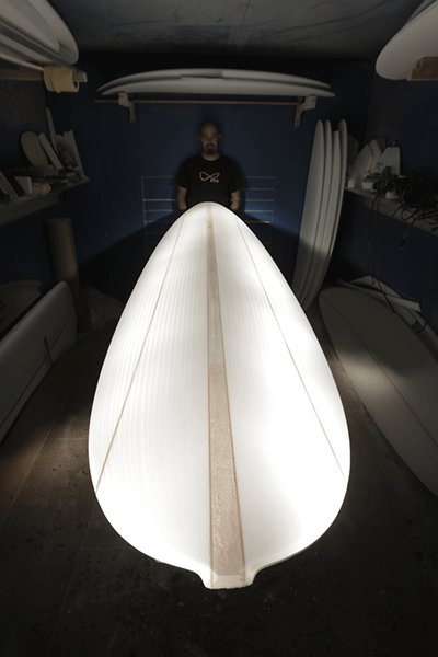 planche de surf à l'atelier.