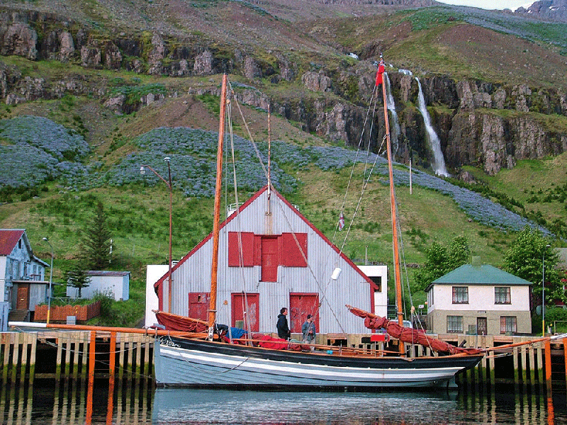 Alert, accosté à un ponton de Douane dans un fjord islandais.