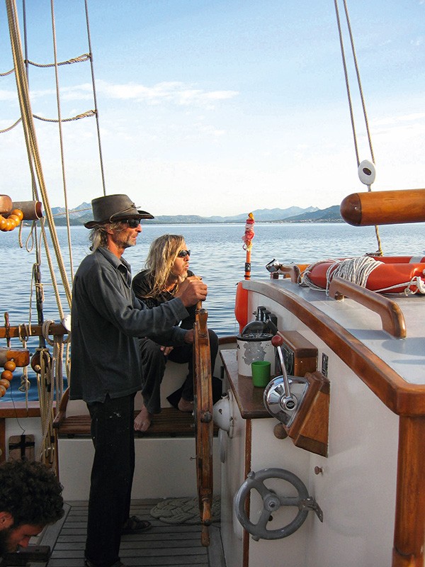 Le gréeur à la barre accompagné de son skipper