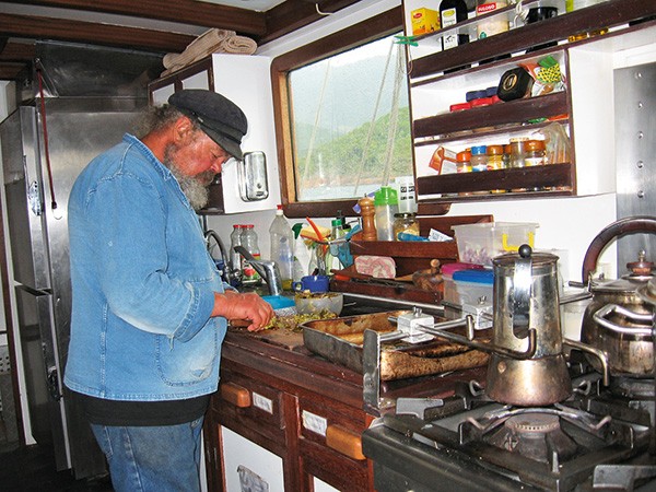 Maître Solu prépare la repas dans la cambuse