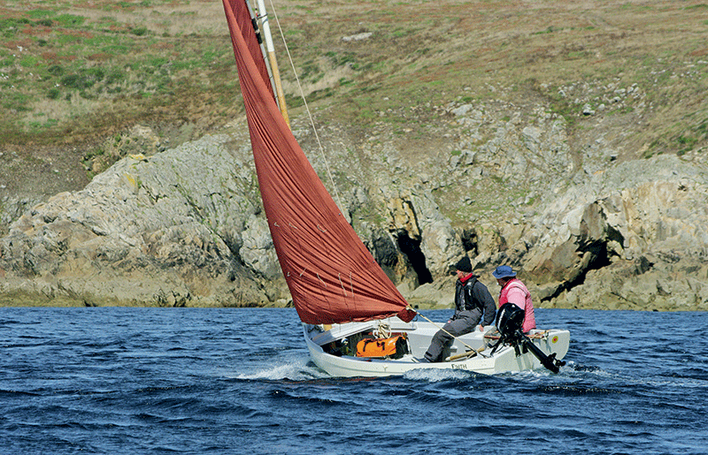Entre Sainte-Évette et le raz de Sein, Édith longe le Cap-Sizun. Malgré le force 4 qui justifie l’arisement de la misaine, la mer reste calme près de la côte.