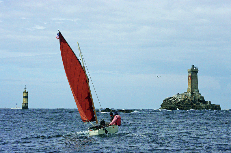 Le passage du raz de Sein, entre le phare de la Vieille, rasé de très près, et la tourelle de la Plate. On voit à l’arrière-plan le phare de l’île de Sein 