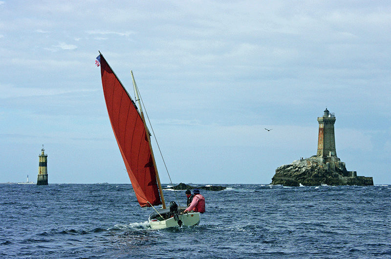 Le passage du raz de Sein, entre le phare de la Vieille, rasé de très près, et la tourelle de la Plate. On voit à l’arrière-plan le phare de l’île de Sein