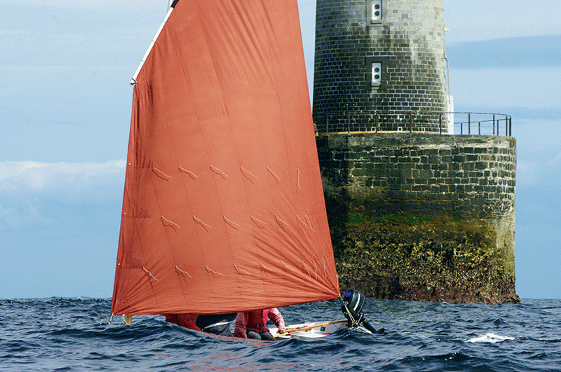 A proximité du phare d’Armen, le vent s’est calmé et le ris a pu être largué.