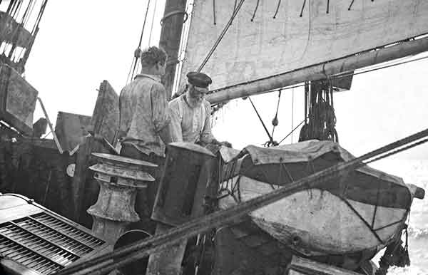 Le capitaine et le mousse en manœuvre