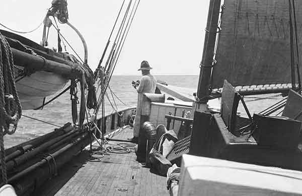 Le capitaine à la proue de son bateau