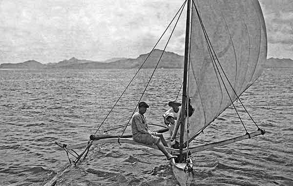 Jack London sur une pirogue locale de Tahaa