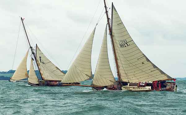 Deux bateaux en régate lors des Old Gaffers du Solent
