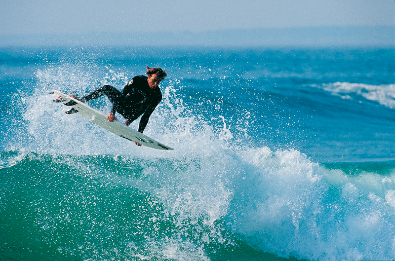  Thomas Joncour, ex-compétiteur et aujourd’hui instructeur de surf, est un fidèle client de Juanito, le shaper dont on reconnaît le logo sous la planche.