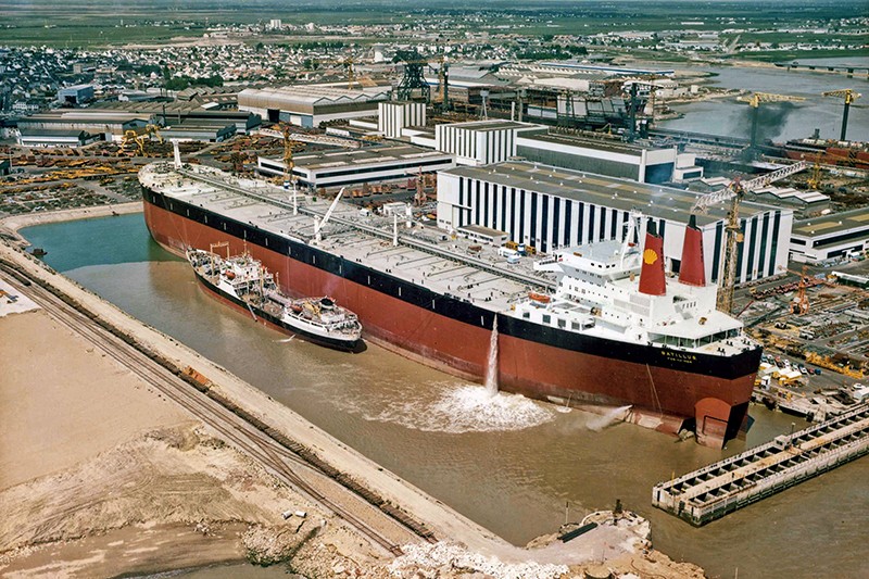 Un supertanker dans les Chantiers de Saint-Nazaire