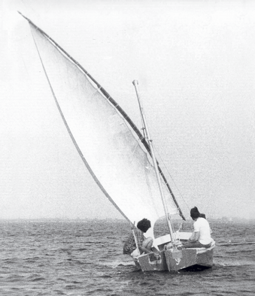 Scarlatine, une Caravelle dotée d’un gréement latin, naviguant au plus près « à la bonne main », l’antenne étant établie sous le vent du mât.