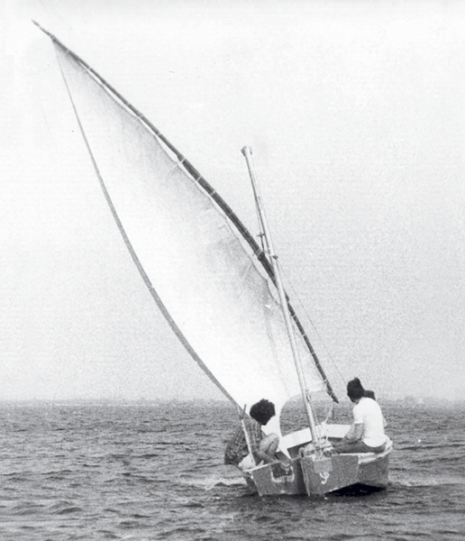Scarlatine, une Caravelle dotée d’un gréement latin, naviguant au plus près « à la bonne main », l’antenne étant établie sous le vent du mât.