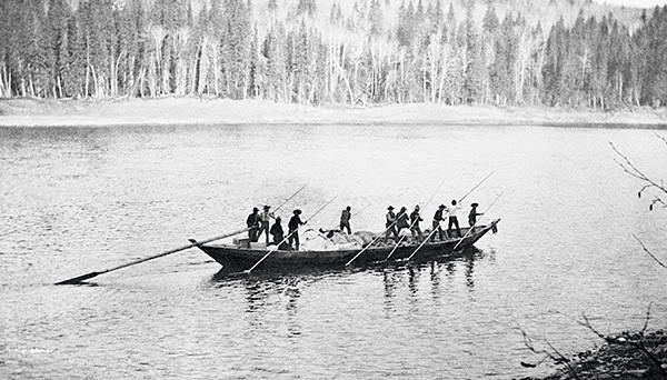 York boat navigue sur la rivière de la Paix