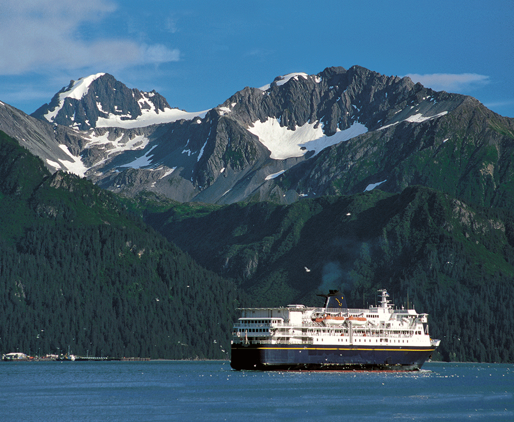 un ferry en Alaska, montagne eneigée