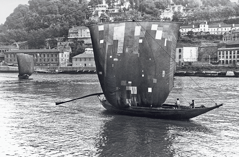 Au Portugal, en 1962, François Beaudouin saisit sur le Douro, entre Porto et Vila Nova de Gaia, un carvoeiro, grand bateau à fond plat armé au transport de charbon. De ce séjour lusitanien naîtra une étude, publiée par le musée d’Ethnographie de Porto.