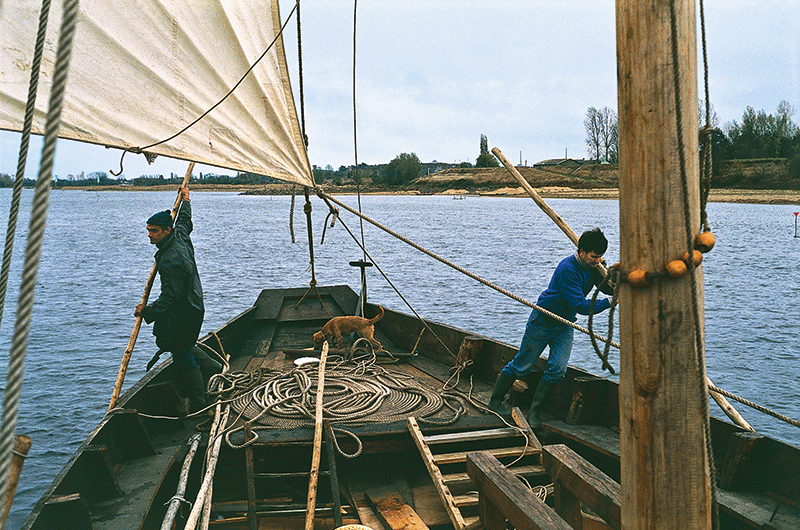 Quand les eaux sont basses, à bord de La Montjeannaise, première gabare construite d’après les plans de François Beaudouin, on pousse sur le fond à la bourde.