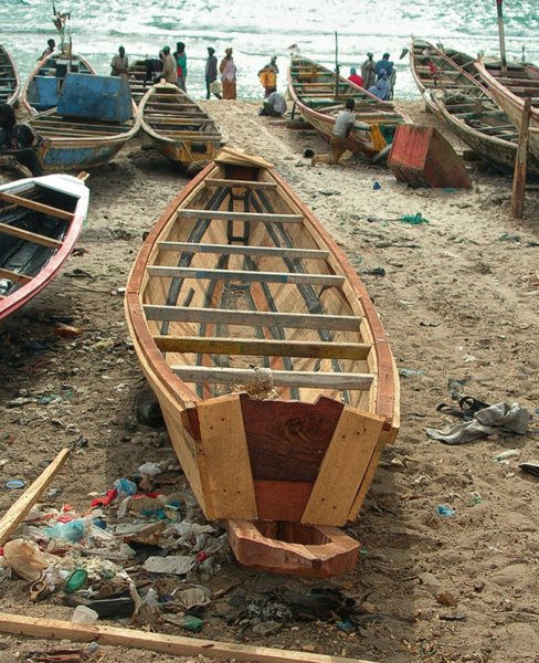 Une pirogue à « courte queue », ainsi surnommée en raison de son tableau arrière et de son éperon évidé, deux caractéristiques dues à la motorisation hors-bord.
