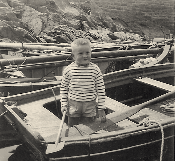 Une vie en mer. À cinq ans, Didier Cariou use déjà ses fonds de culottes sur les bancs des canots de Pors-Loubous.