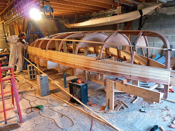 La construction de l’Ilur commence quille en l’air. Une fois achevé le bordage de la coque en petites lattes (ci-dessus) et l’extérieur enduit d’époxy, le bateau est retourné pour procéder à la pose du plat-bord et des emménagements.