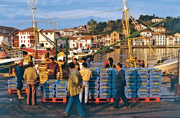 Marché sur le quai à Saint-Jean de Luz