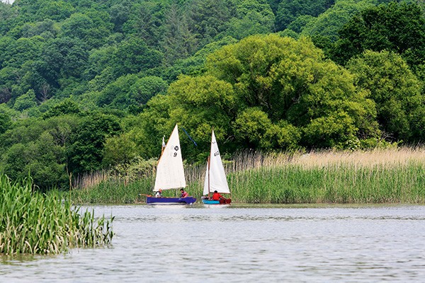 Navigation à la voile sur L'Aulne