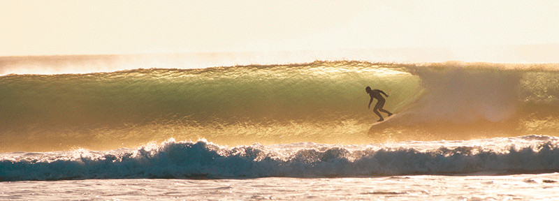 surfer dans une vague Saint-Tugen, à Esquibien (Finistère)