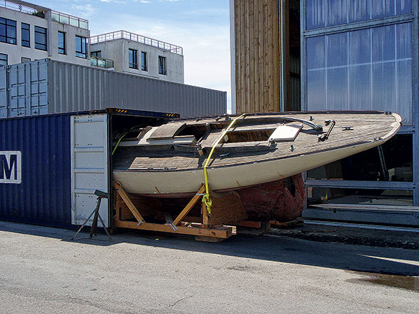 En 2010, Runa IV a voyagé par conteneur de San Francisco à Brest. On le voit ici à son arrivée sur le quai Malbert, devant le chantier du Guip.