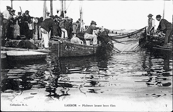 Paysans ramassent les filets sur la rade de Lorient