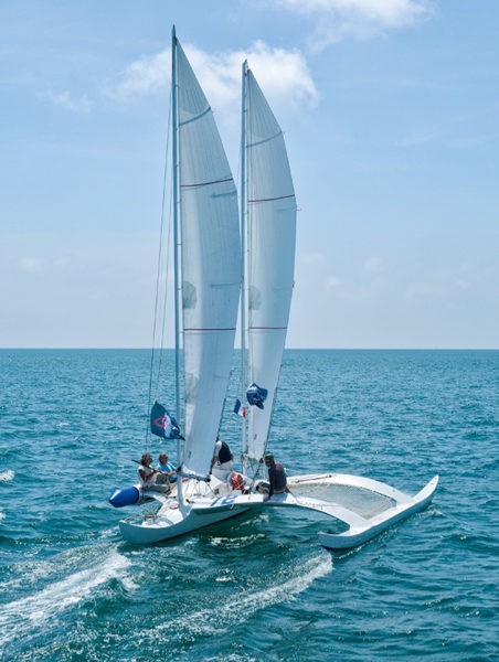 Un prao en navigation en Bretagne