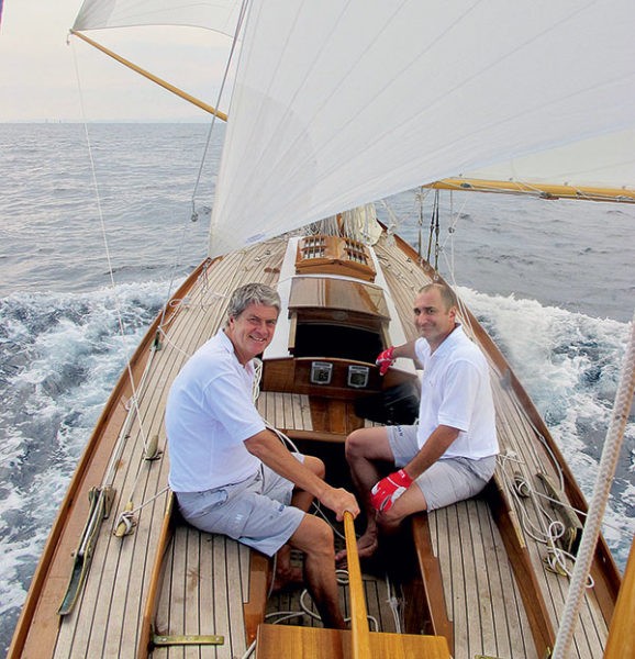 Yves Carcelle (à gauche) et Gregory Ryan à bord de Runa IV. 