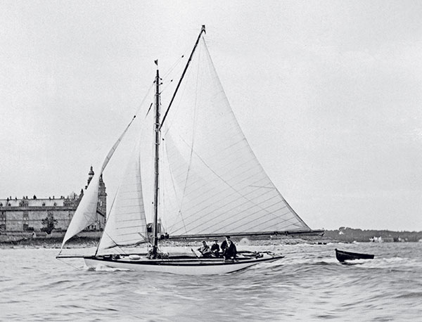 En haut : Ran ii vent de travers sur le Sund, le détroit qui sépare le Danemark de la Suède, le 9 octobre 1910. À l’arrière-plan, on reconnaît la côte d’Elseneur et le château de Kronborg, là même où Shakespeare situe l’action d’Hamlet.