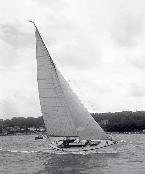 Runa VII en 1956 sur le Solent. Ce yacht, le dernier de Rønne, a été récemment restauré par Gregory Ryan.