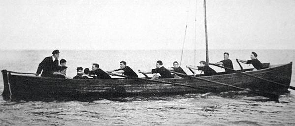 Les scouts marins à bord d'une ancienne baleinière