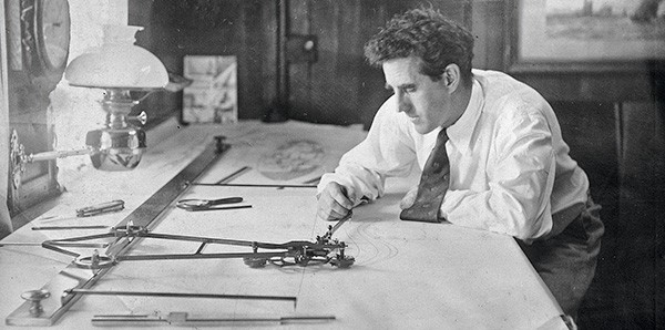 Uffa Fox travaille sur des plans, 1935