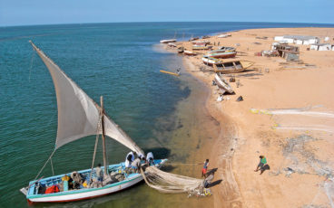 Vue de haut d'un bateau de pêche Mauritanie