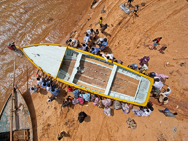 Vue haut bateau maritinien mis à l'eau