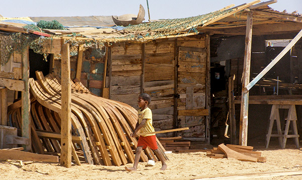 Enfant devant un chantier naval mauritanie