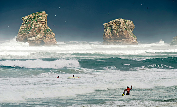 trois sauveteurs en mer en action