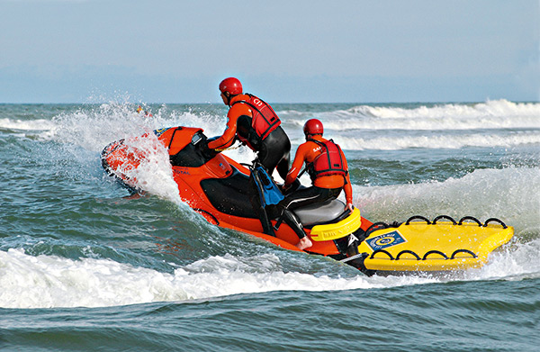 Deux sauveteurs de mer sur un scooter de mer