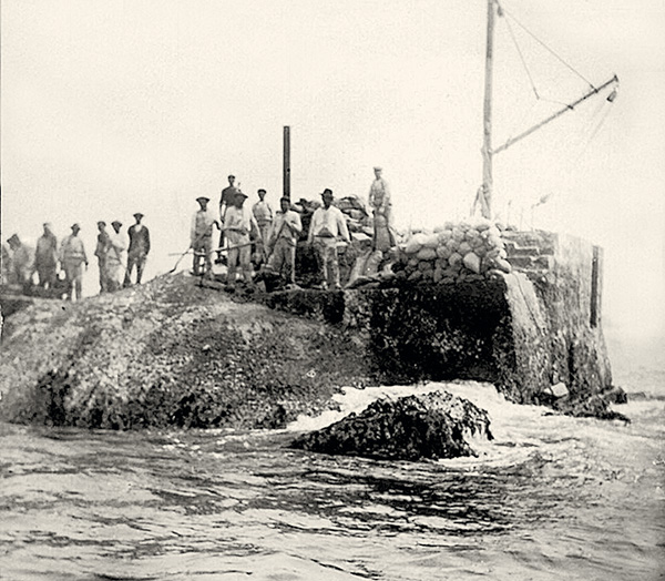 homme batissant phare Kéréon