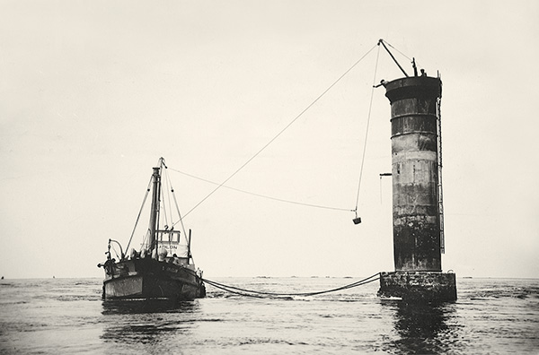 bateau à côté d'un phare