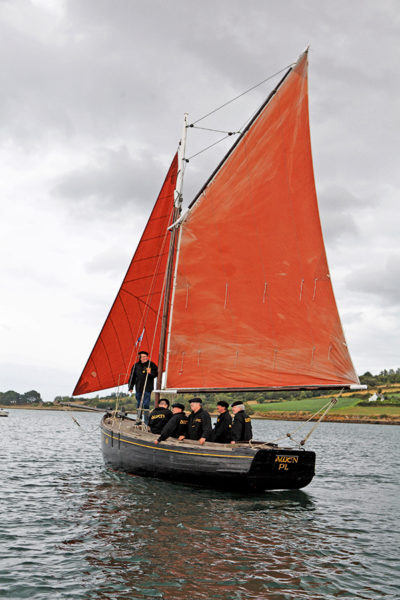 Bateau en bois sous le vent